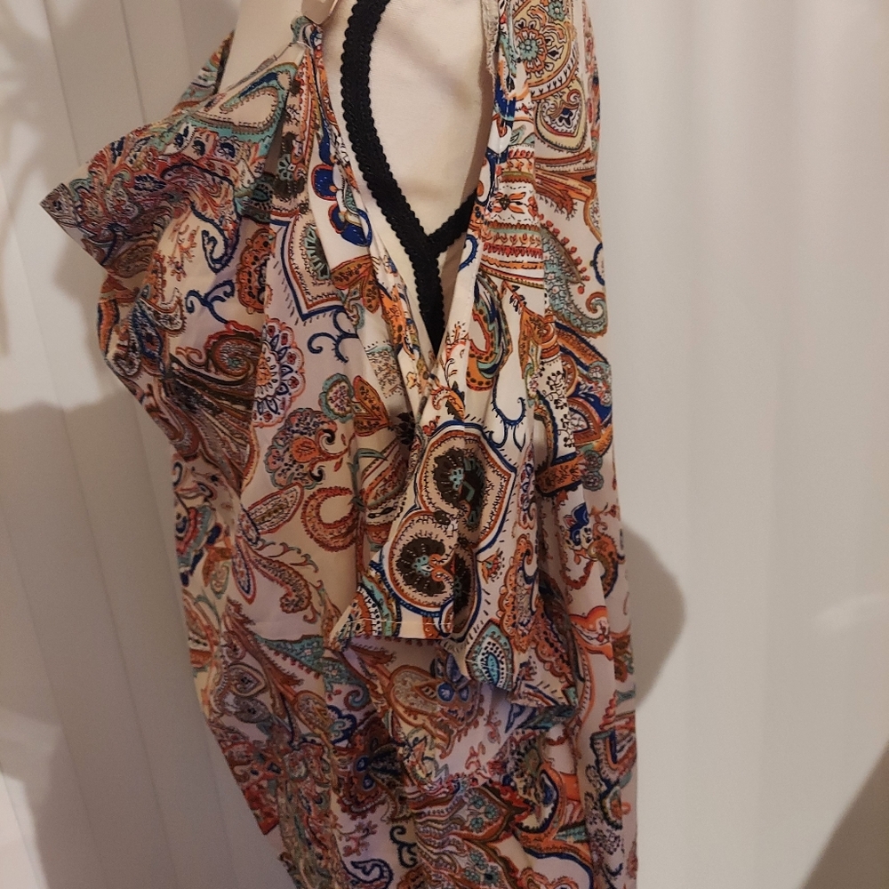 NWOT Cold Shoulder style top - Picture 5 of 6